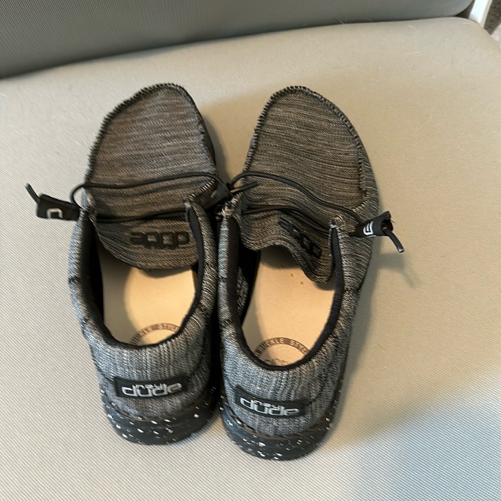 Black Hey dudes size Y6-7/Women’s 7